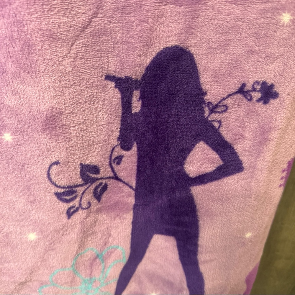 New Disney Hannah Montana 50" x 70" Purple Plush Throw Blanket On Hanger - Picture 7 of 8